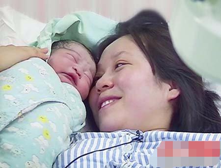 湖南跪地救人女子辟谣自己是孕妇湖南跪地救人女子辟谣自己是孕妇，真相背后的故事